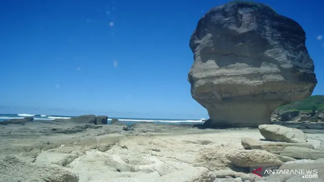 Pantai Batu Payung di Kecamatan Pujut, Kabupaten Lombok Tengah, Nusa Tenggara Barat