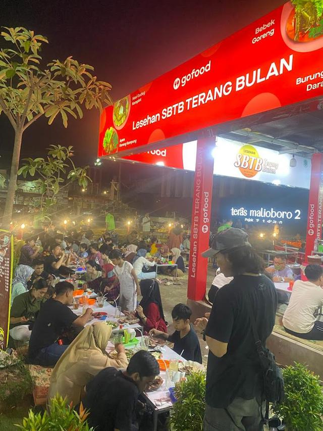 1. Lesehan SBTB Terang Bulan Malioboro