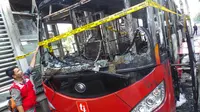 Kondisi bus Transjakarta yang terbakar di Halte Mesjid Agung Al Azhar, Jakarta, Kamis (28/8/14). (Liputan6.com/Faizal Fanani)