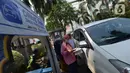 Panitia zakat fitra melakukan pengisian data di Masjid Nurul Hidaya, Jakarta, Sabtu (16/5/2020). Di tengah pandemi Covid-19 panitia masjid membuat lokasi penerima zakat dengan drive thru. (merdeka.com/Imam Buhori)