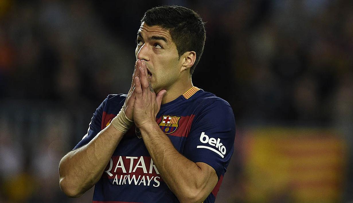 Penyerang Barcelona, Luis Suarez, tampak heran dengan kekalahan atas Valencia pada laga La Liga Spanyol di Stadion Camp Nou, Barcelona, Minggu (17/4/2016). Pada laga selanjutnya Barca akan bertandang ke Deportivo. (AFP/Lluis Gene) 