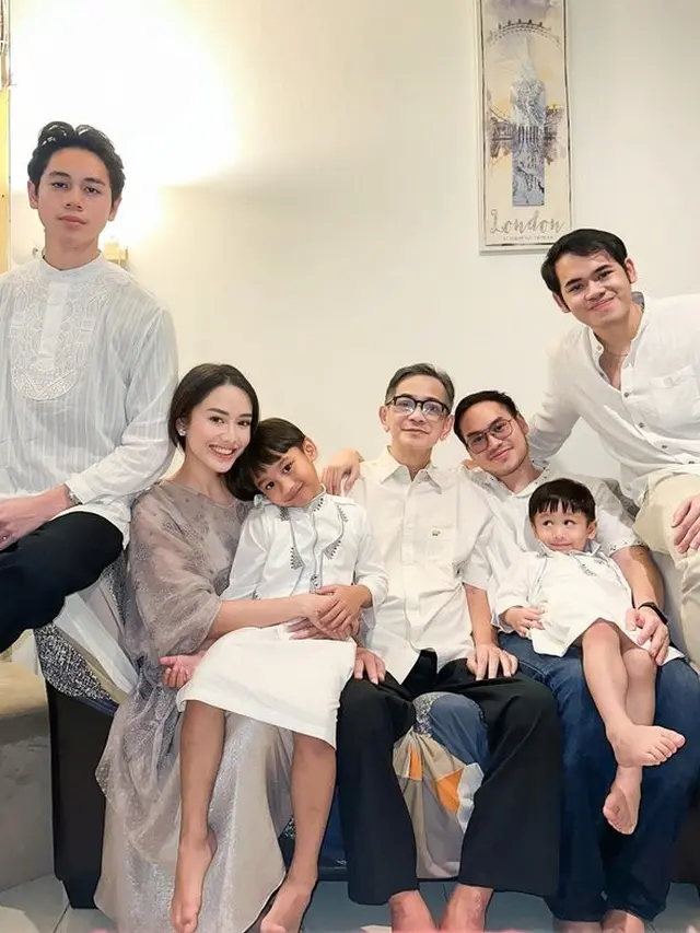 7 Potret Terbaru Ray Sahetapi Usai Stroke, Jalani Lebaran Bareng Keluarga