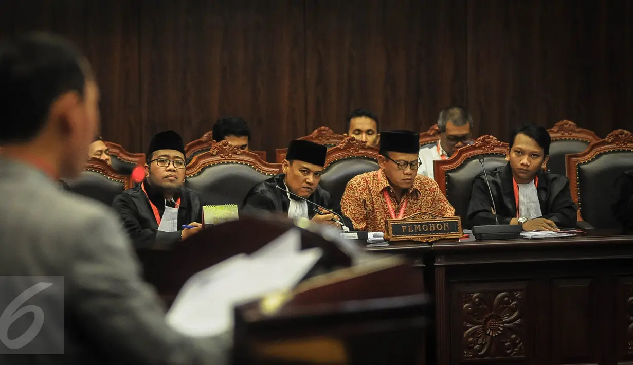 Pihak pemohon mendengarkan keterangan saksi ahli dalam sidang gugatan terhadap Undang-Undang Pengampunan Pajak (Tax Amnesty) di Mahkamah Konstitusi, Jakarta, Rabu (28/9). Sidang mendengarkan keterangan saksi ahli dari pemohon. (Liputan6.com/Faizal Fanani)