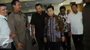 Setya Novanto berjalan meninggalkan lokasi usai menjalani pemeriksaan, di Gedung KPK, Jakarta, Selasa (13/12). Ketum Partai Golkar tersebut memenuhi panggilan KPK untuk diperiksa sebagai saksi kasus dugaan korupsi e-KTP. (Liputan6.com/Helmi Affandi)