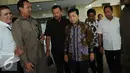 Setya Novanto berjalan meninggalkan lokasi usai menjalani pemeriksaan, di Gedung KPK, Jakarta, Selasa (13/12). Ketum Partai Golkar tersebut memenuhi panggilan KPK untuk diperiksa sebagai saksi kasus dugaan korupsi e-KTP. (Liputan6.com/Helmi Affandi)