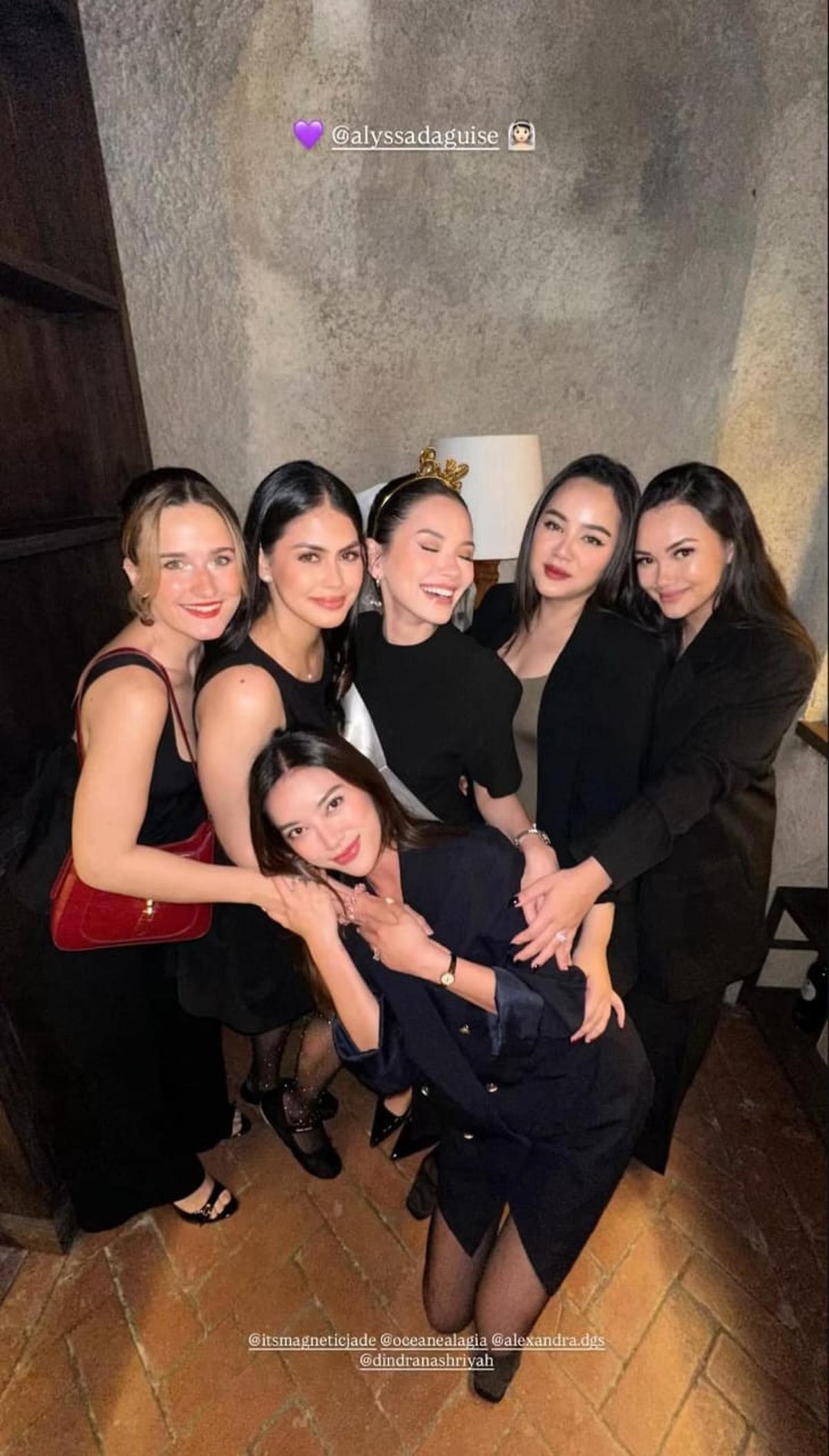 7 Potret Alyssa Daguise Kembali Dapat Kejutan Bridal Shower dari Sahabat, Private Dinner Penuh Mawar Merah