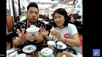 Celebrity chef Christian Yang menerangkan cara penggunaan mangkuk untuk menyeduh teh ala warga Hong Kong. (Liputan6.com/Dinny Mutiah)