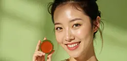 Salah satu variasi yang semakin populer adalah rosy natural look, yaitu tampilan makeup natural dengan sentuhan warna merah muda yang memberikan efek wajah lebih hidup. (foto/dok: freepik)