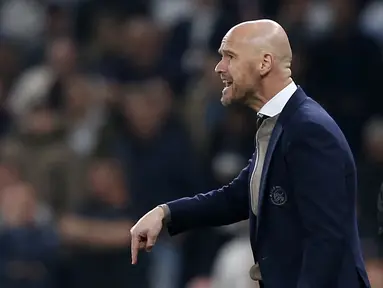 Pelatih Ajax Amsterdam Erik Ten Hag saat leg pertama semifinal Liga Champions kontra Tottenham Hotspur di London pada 30 April 2019. Erik ten Hag dilaporkan telah setuju menandatangani kontrak empat tahun setelah menjadi manajer Manchester United atau MU berikutnya. (Ian KINGTON/IKIMAGES/AFP)