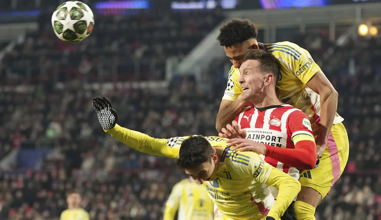 Pemain PSV, Luuk de Jong (tengah) berduel udara dengan dua pemain Juventus, Andrea Cambiaso (kiri) dan Lloyd Kelly dalam laga leg 2 babak play off Liga Champions 2024/2025 di Philips Stadion, Eindhoven, Belanda, Rabu (19/02/2025) waktu setempat. (AP Photo/Peter Dejong)