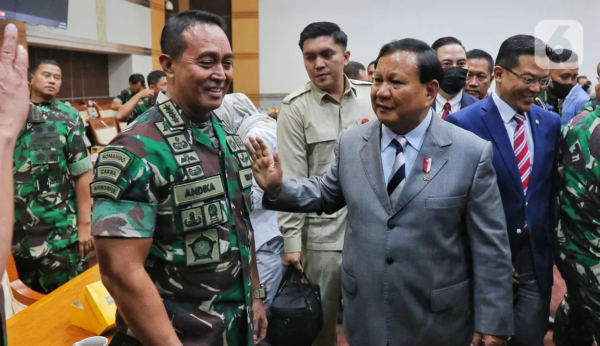 Menteri Pertahanan Prabowo Subianto berbincang dengan Panglima TNI Jenderal Andika Perkasa seusai Rapat Dengar Pendapat dengan Komisi I DPR RI, di Kompleks Parlemen, Jakarta, Senin (26/9/2022). Prabowo Subianto, Panglima TNI Jenderal Andika Perkasa, dan Kepala Staf Angkatan Darat (KSAD) Jenderal TNI Dudung Abdurachman memenuhi panggilan DPR RI. (Liputan6.com/Angga Yuniar)