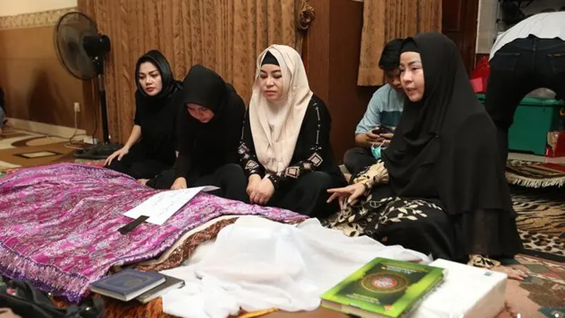 7 Momen Anisa Bahar saat Bertemu Jenazah Sang Bunda, Penuh Isak Tangis