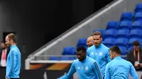 Gelandang Marseill,  Andre-Frank Zambo Anguissa mengontrol bola selama sesi latihan di stadion Parc OL di Decines-Charpieu (15/5). Marseille akan melawan Atletico Madrid pada babak final Liga Europa. (AFP Photo/Philippe Desmazes)