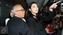 OC Kaligis ditemani Velove Vexia sebelum jalani sidang pembacaan vonis di pengadilan Tipikor, Jakarta, (17/12). Kaligis lakukan suap untuk pengaruhi putusan gugatan Kejati Sumut terkait dugaan tindak pidana korupsi dana Bansos. (Liputan6.com/Helmi Afandi)