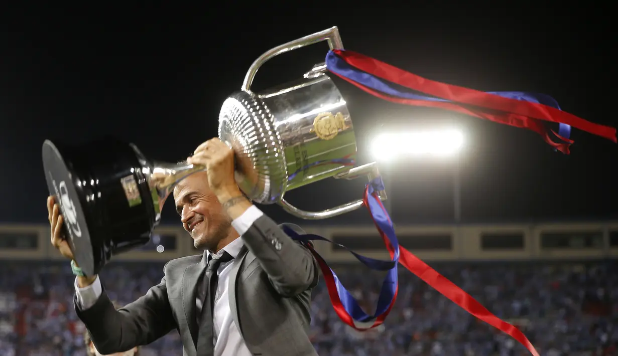 Pelatih FC Barcelona, Luis Enrique, membawa tropi Piala Raja Spanyol (Copa del Rey) di stadion Vicente Calderon, Spanyol, Minggu (28/5). Final Copa del Rey 2016-2017 menjadi laga terakhirnya bersama Messi dkk. (AP Photo)
