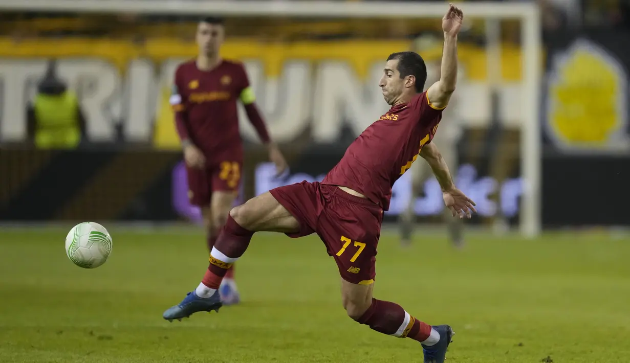 Gelandang AS Roma, Henrikh Mkhitaryan berusaha mengontrol bola saat bertanding melawan Vitesse pada pertandingan leg pertama babak 16 Liga Europa di stadion Gelredome di Arnhem, Belanda, Jumat (11/3/2022). Roma menang tipis atas Vitesse 1-0. (AP Photo/Peter Dejong)