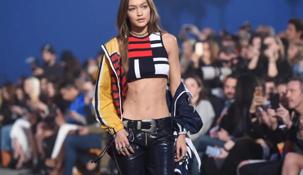 Gigi Hadid kembali ramai menjadi bahan perbincangan. Bukan soal kemesraannya dengan Zayn Malik, melainkan sebuah pemandangan aneh pada dirinya yang sedang melakukan sesi pemotretan untuk sebuah majalah. (AFP/Bintang.com)