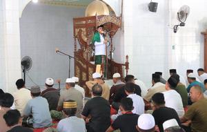 Cagub Sulteng Anwar Hafid saat khutbah di Masjid Al Hidayah, Kota Palu, Sulteng, Jumat (19/7/2024). (Ist).
