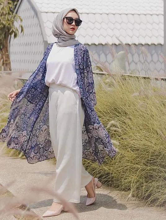 White inner, long outer cerah, pashmina warna senada dan white culottes bisa kamu coba. (Instagram/sin.sr).