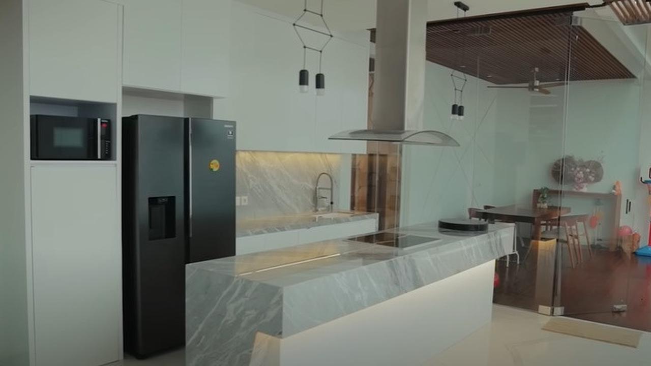 9 Potret Dapur Raditya Dika yang Elegan, Kitchen Island Full Marmer - Ada Tatakan Unik