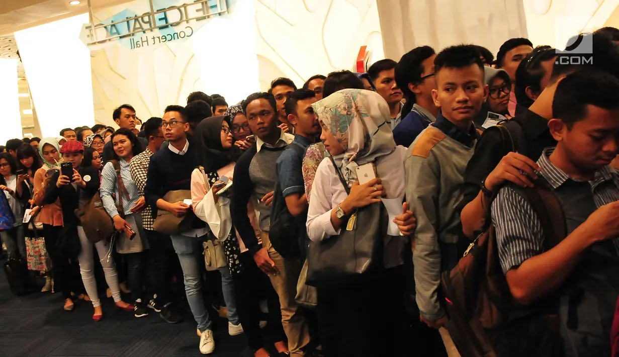 Sejumlah mahasiswa mengantre untuk mendaftarkan dirinya di sebagai peserta Citizen Journalist Academy Energi Muda Pertamina, Jakarta, Kamis (27/7). (Liputan6.com/Helmi Afandi)