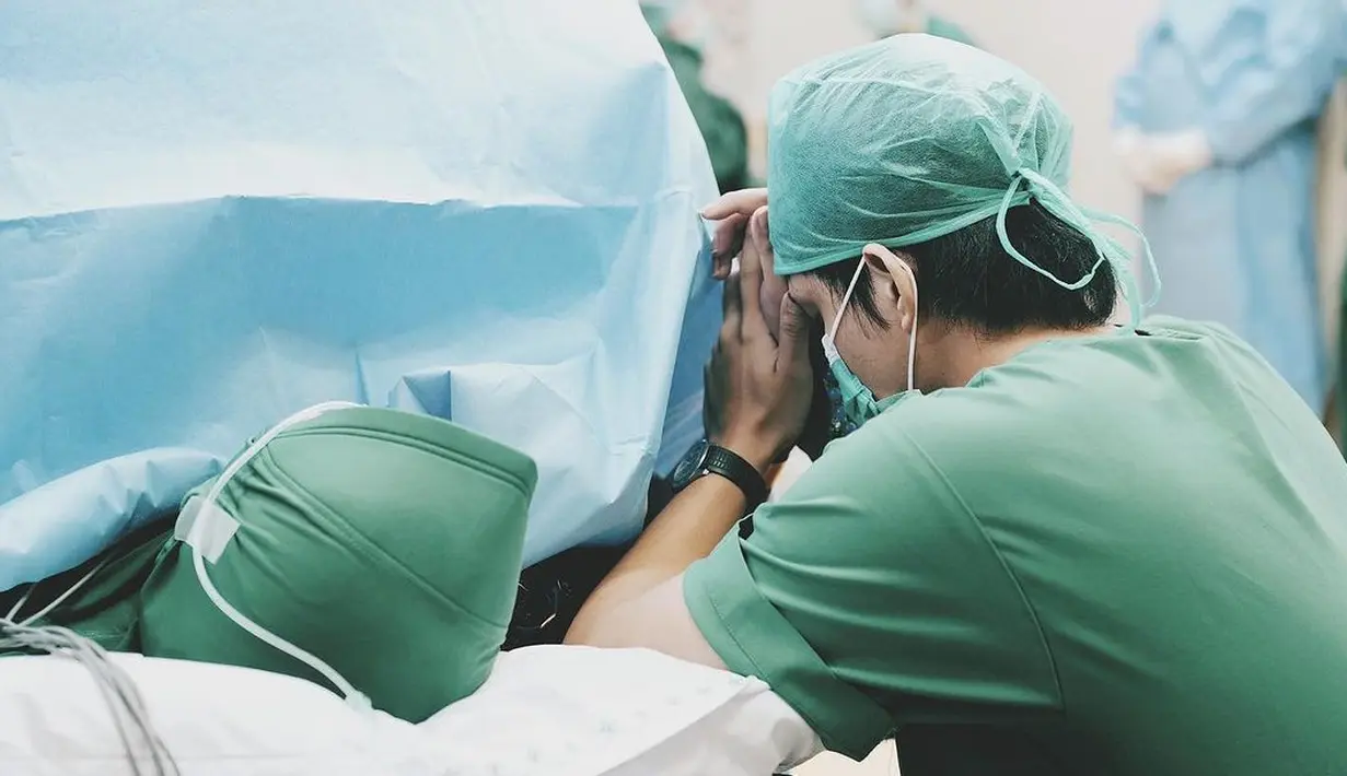 Di momen Aurel melahirkan, Atta mendampingi sang istri dengan setia. Ia pun memberikan semangat dan doa sambil terus menggenggam tangan Aurel. [Foto: Instagram/aurelie.hermansyah]