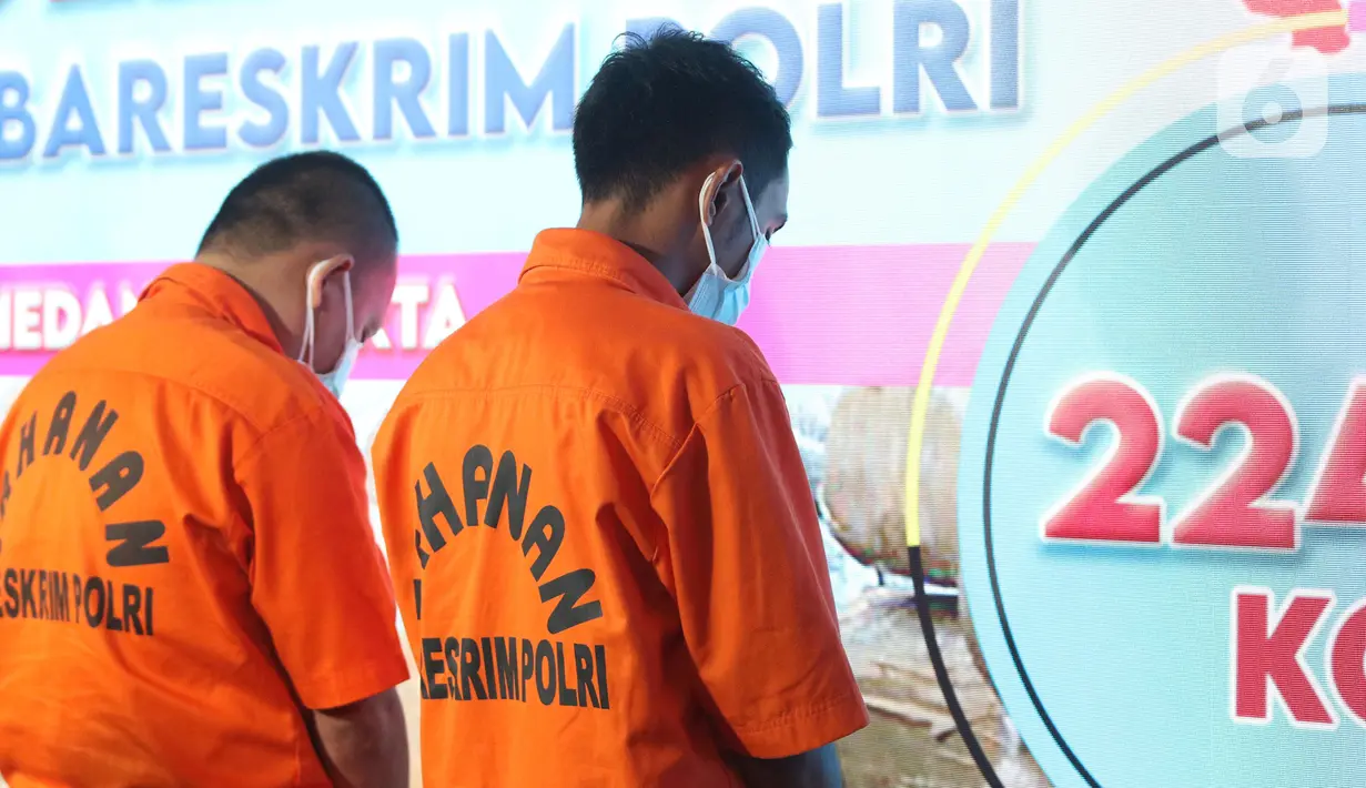 Tersangka dihadirkan saat rilis kasus narkotika di Gedung Divisi Humas Polri, Jakarta, Jumat (26/11/2021). Dirtipid Narkoba mengungkap kasus peredaran narkotika jenis ganja sejumlah 224,4 kilogram jaringan Aceh-Jakarta dengan menangkap empat orang tersangka. (Liputan6.com/Herman Zakharia)