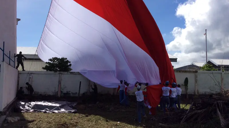  Bendera merah-putih raksasa berukuran 25 meter x 12,5 meter berkibar di Menara perbatasan RI-Papua Nugini yang terletak di Skow, Kota Jayapura. 