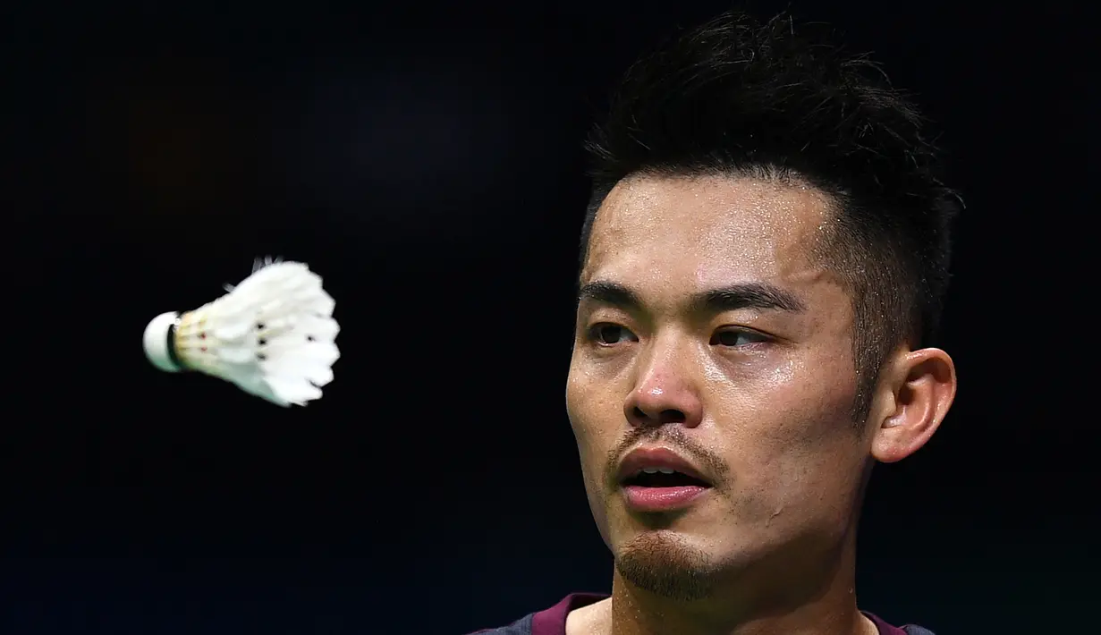 Lin Dan menatap kok saat bertanding melawan Sameer Verma dalam kejuaraan bulu tangkis World Championships di Nanjing, Provinsi Jiangsu, China, 1 Agustus 2018. Menurut Asosiasi Bulu Tangkis China, Lin Dan telah menyerahkan surat pengunduran dirinya beberapa hari lalu. (Johannes EISELE/AFP)