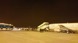 Pesawat TNI AU Boeing 737-400 Skadron 17 dengan Nomor A-7305 yang diberangkatkan untuk mengevakuasi WNI dari Yaman telah tiba di kota Salalah, Oman, Jumat pagi (3/4/2015) pukul 04.45 waktu setempat. (Puspen TNI)