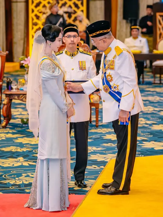 Gelar kehormatan ini diberikan oleh Yang di-Pertua Negeri Melaka, Tun Dr. Mohd Ali Rustam.