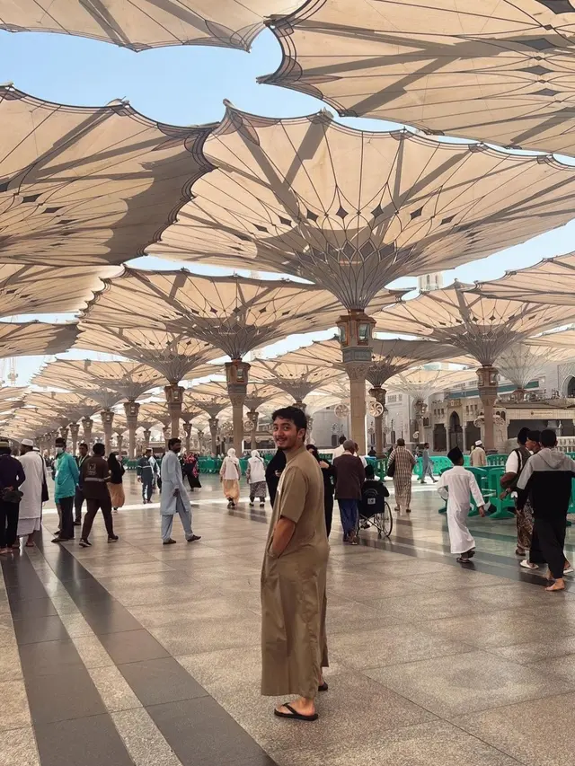 Potret Bryan Domani saat Umrah