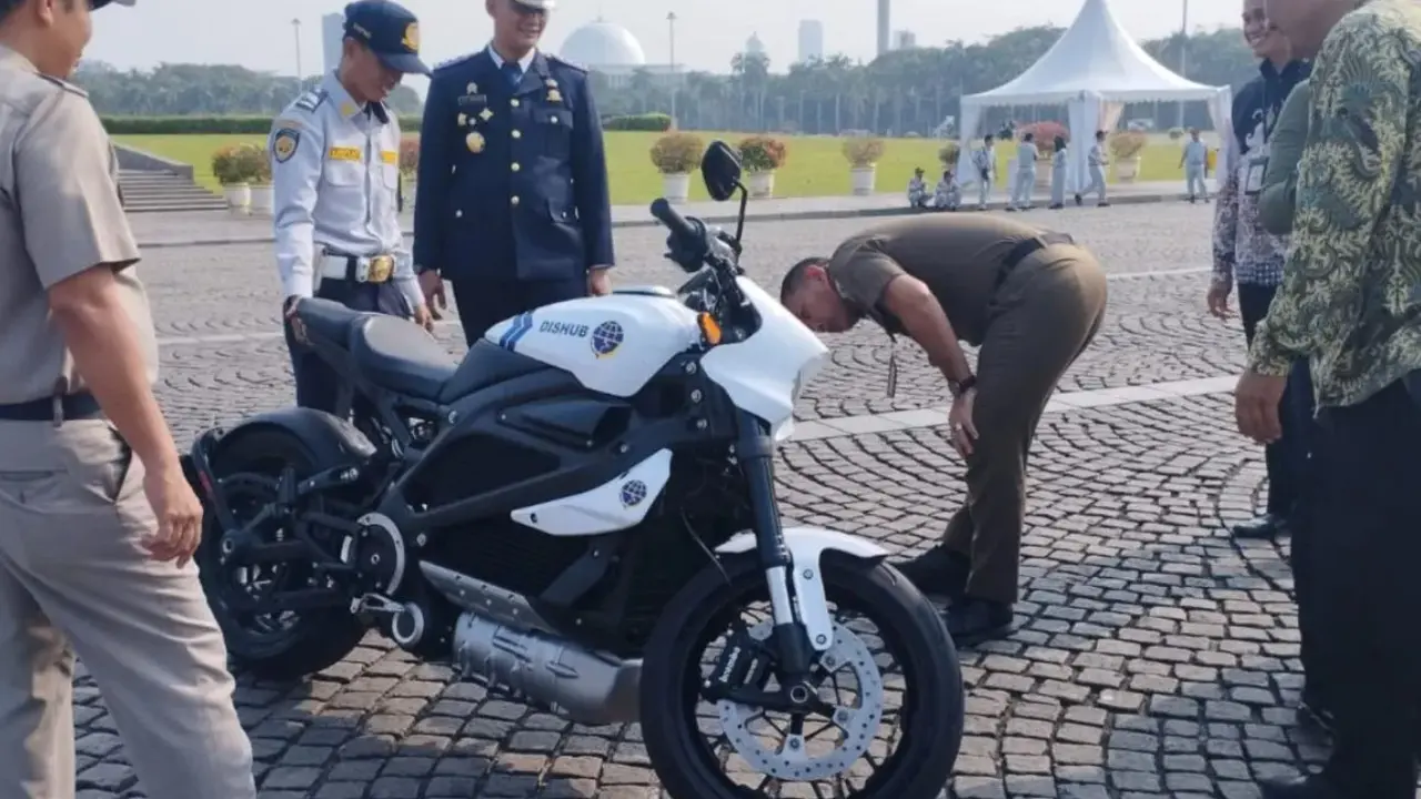 Motor gede bertenaga listrik Dinas Perhubungan (Dishub) DKI Jakarta untuk kegiatan patroli dan pengawalan (patwal) di Silang Monas, Jakarta Pusat, Senin (18/9/2023). (ANTARA/Siti Nurhaliza)