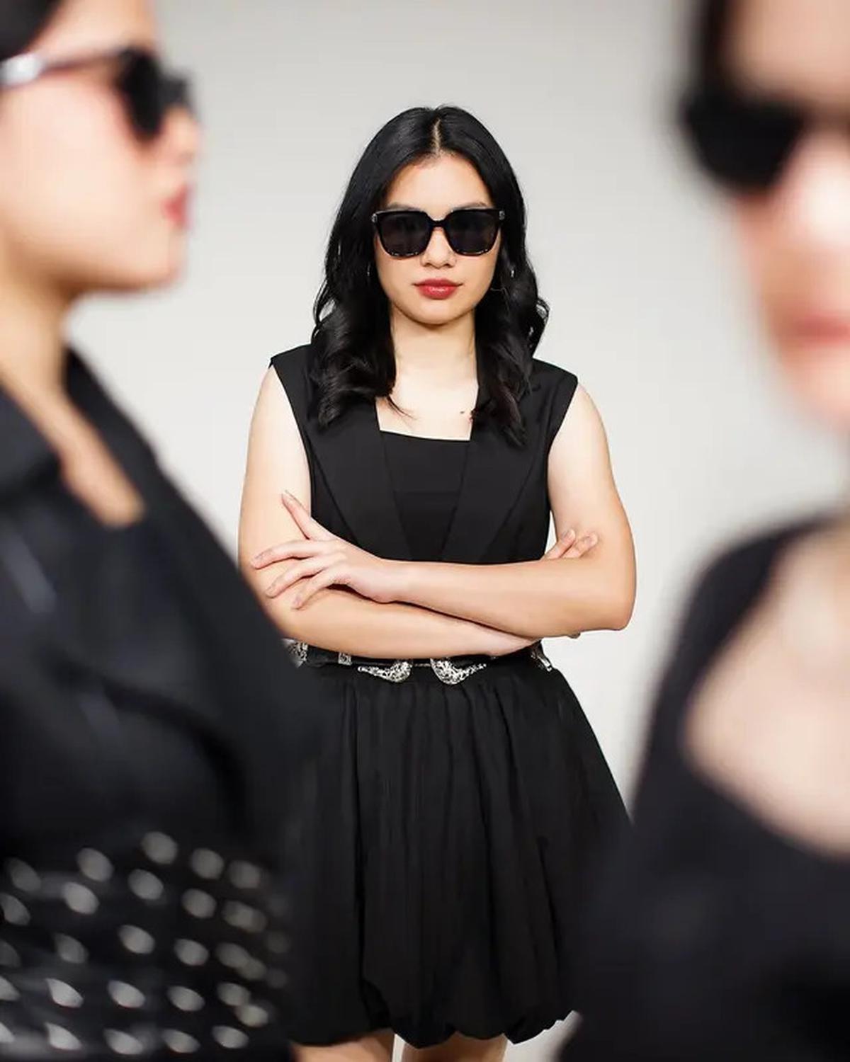 6 Pesona Memikat Vanessa Zee, Kontestan Ajang Pencarian Bakat yang Tampil Feminin dengan Rok Mini
