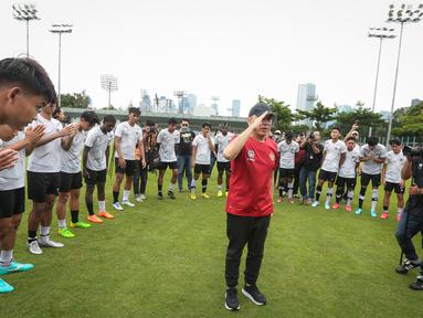Ketua Umum PSSI, Mochamad Iriawan memberikan salam perpisahan saat Timnas Indonesia melakukan latihan terpusat untuk Piala Asia U-20 2023 yang berlangsung di Lapangan A, Kompleks Stadion Utama Gelora Bung Karno (SUGBK), Jakarta, Rabu (15/02/2023). (Bola.com/Bagaskara Lazuardi)