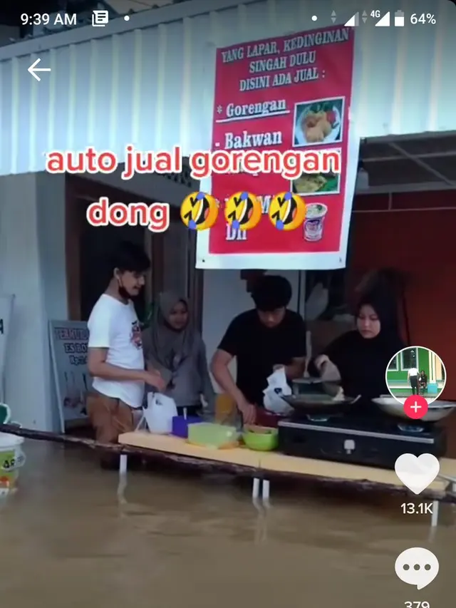 6 Potret Jualan Saat Banjir Ini Curi Perhatian, Totalitas Dalam Bekerja