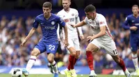 Cristian Pulisic dikepung pemain Sheffield United saat mengontrol bola di laga Chelsea lawan Sheffield United (AP)