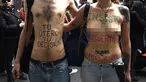 Sepasang demonstran bertelanjang dada saat menggelar aksi di Buenos Aires, Argentina (29/9). Dalam aksi ini badan mereka di cat dengan tulisan yang mengimbau bahwa rahim dan tubuh mereka kebebasan mereka. (AFP Photo/Juan Mabromata)