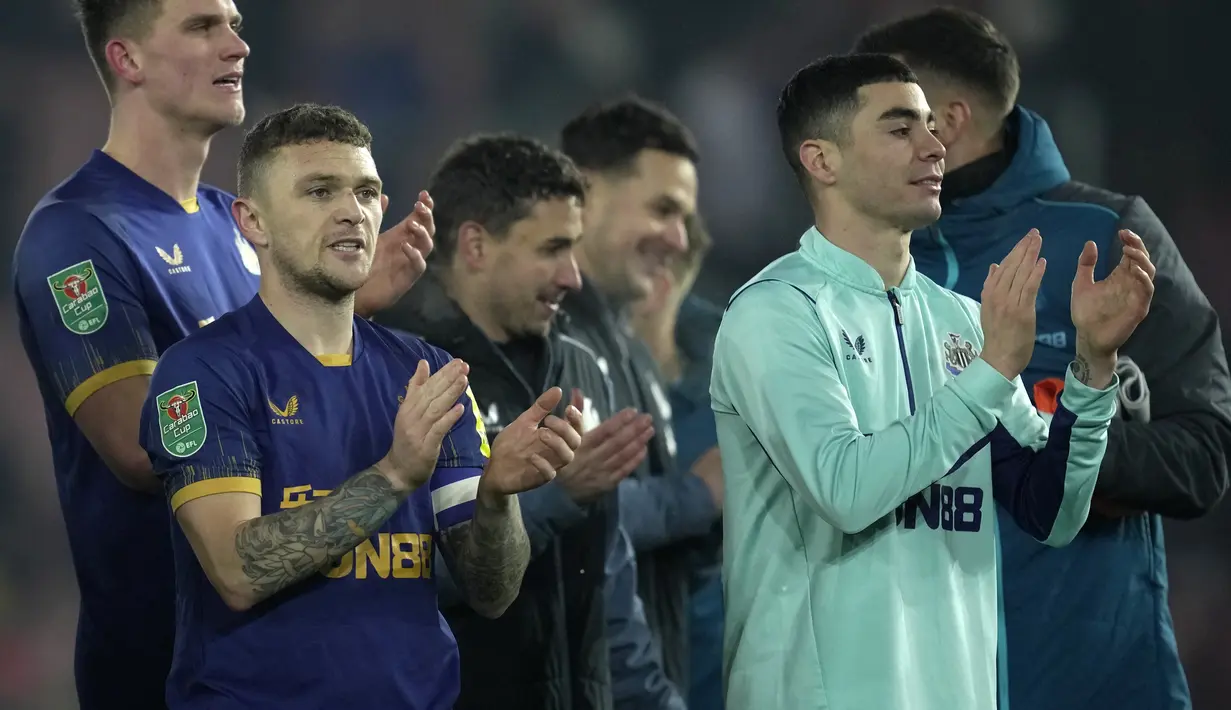 Para pemain Newcastle bertepuk tangan kepada para suporter di akhir pertandingan usai mengalahkan Southampton pada leg pertama semifinal Piala Carabao di St Mary's Stadium di Southampton, Inggris, Rabu (24/1/2023). Newcastle hanya perlu menghindari kekalahan pada leg kedua semifinal di St James' Park, Selasa (31/1/2023), agar lolos ke pertandingan puncak Piala Liga Inggris. (AP Photo/ Kin Cheung)