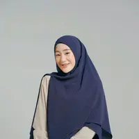Setelah pamer gebetan baru, Larissa Chou berkeluh kesah kepada anaknya, Muhammad Yusuf Alvin Ramadhan, bahwa ada yang tak suka melihatnya bahagia. (Foto: Dok. Instagram @larissachou)