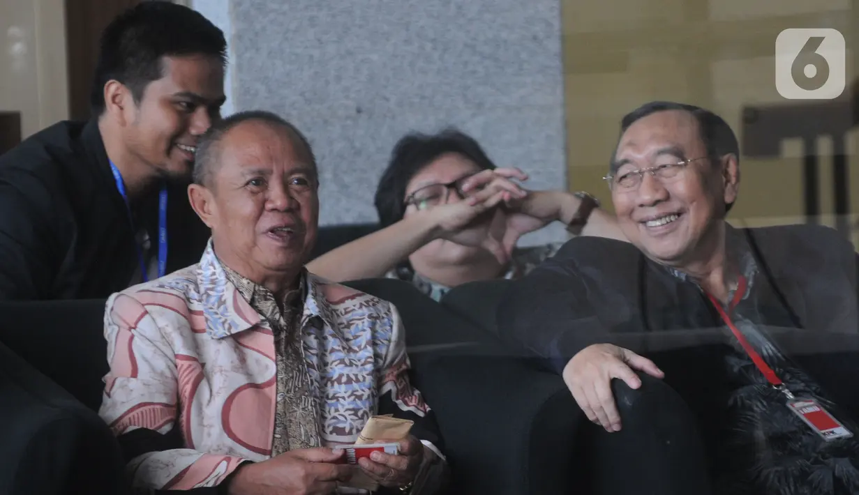 Mantan Wagub Lampung, Bachtiar Basri dan Anggota DPR Fraksi Partai Nasdem, Tamanuri menungu panggilan penyidik akan menjalani pemeriksaan di Gedung KPK, Jakarta, Selasa (17/12/2019). Bachtiar Basri dan Tamanuri diperiksa sebagai saksi untuk tersangka Bupati Lampung Utara nonaktif, Agung Ilmu Mangkun