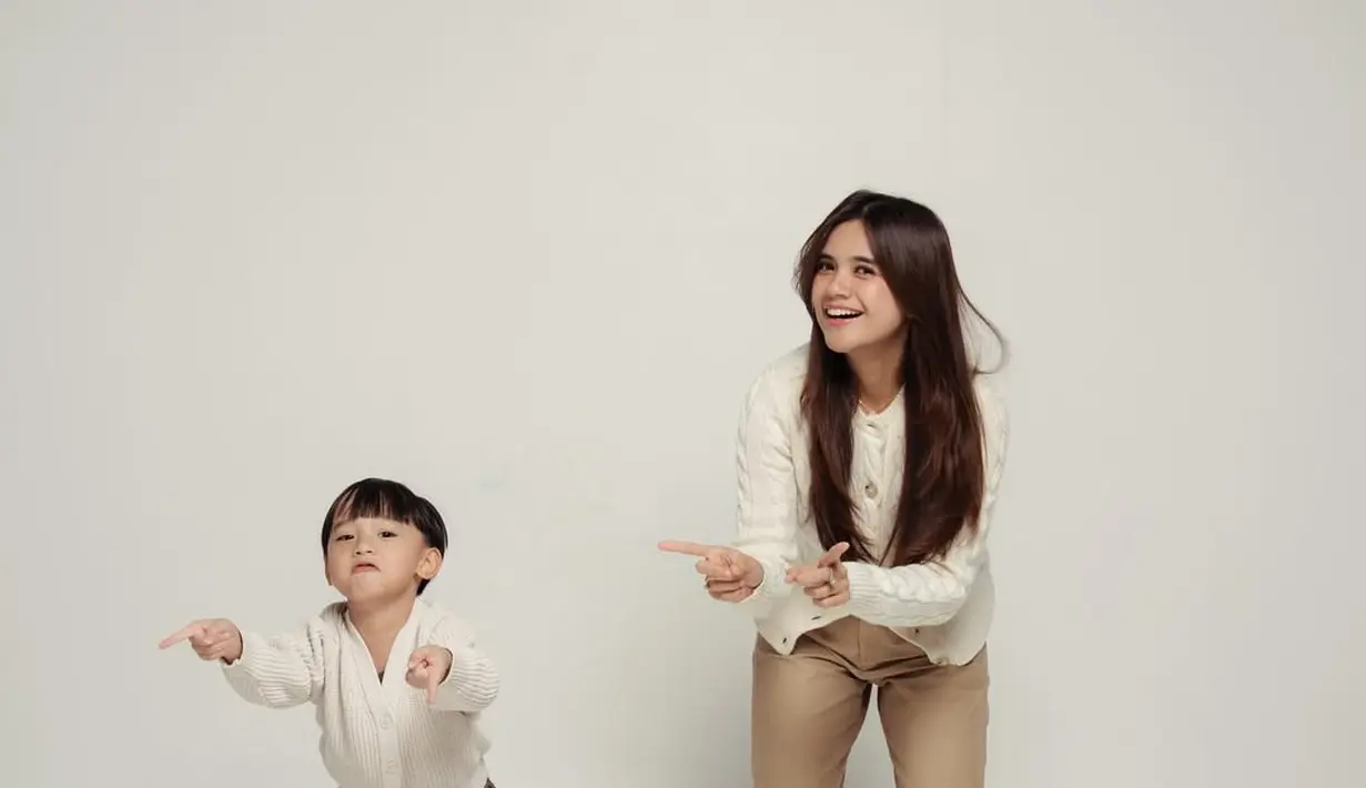 Anzel yang baru berusia 5 tahun tampak energik dengan setelan cardigan dan celana cargo [@audimarissa]