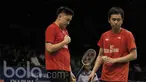 Pasangan Indonesia-Malaysia Hendra Setiawan / Boon Heong Tan, kalah dari pasangan China, Li Junhui dan Liu Yuchen pada laga Indonesia Open 2017 di JCC, Kamis, (15/6/2017). Pasangan China menang dengan skor 21-15, 21-15. (Bola.com/M Iqbal Ichsan)