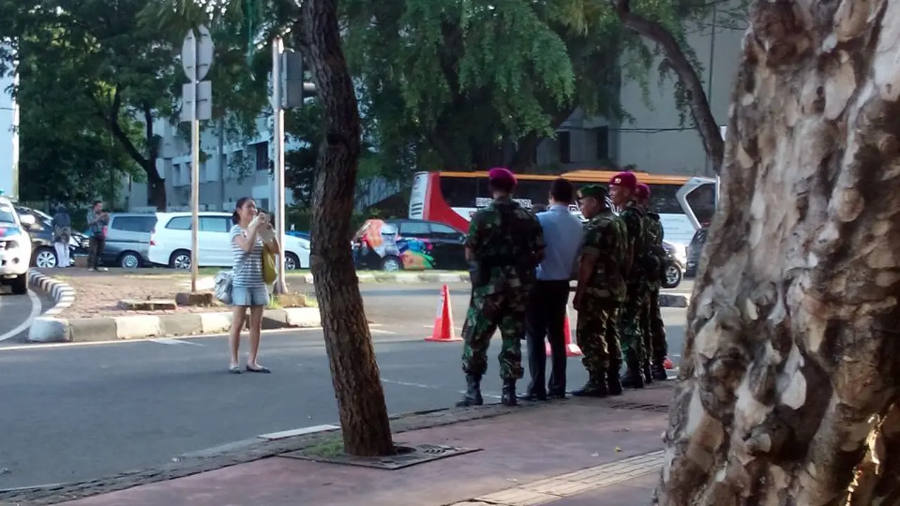 Senyum Pasutri Foto Bareng Petugas Kala Jalan Ditutup untuk KAA