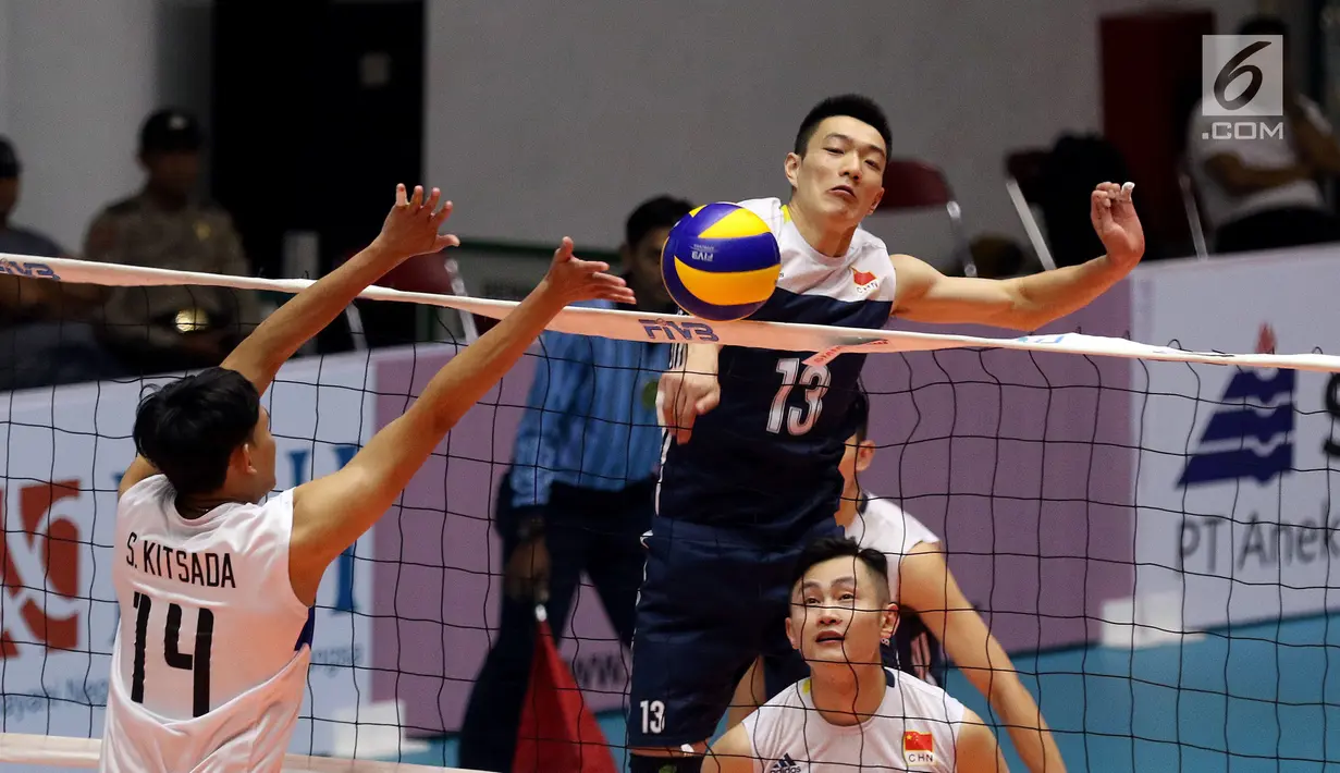 Pevoli putra Tiongkok, Longhai Chen melakukan smes saat melawan Thailand di Kejuaraan Voli Asia 2017 ke-16 di GOR Tri Dharma, Gresik, Senin (24/7). Tiongkok unggul tiga set langsung 25-19, 29-27, 25-13. (Liputan6.com/Helmi Fithriansyah)