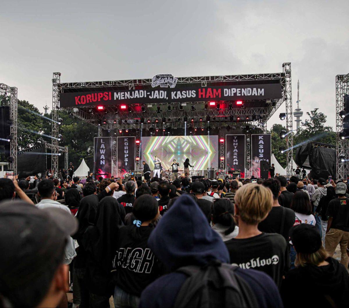 Ribuan pengunjung menghadiri Panggung Rakyat 'Bongkar' di Stadion Madya Gelora Bung Karno (GBK), Jakarta, Sabtu (8/12/2023). Acara ini diadakan untuk memperingati Hari Antikorupsi dan Hak Asasi Manusia (HAM) Sedunia.
