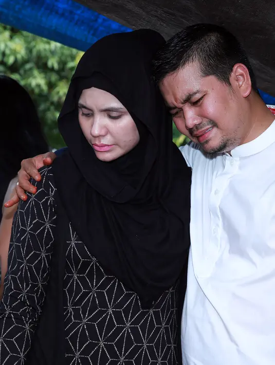 Indra pun merasakan duka ditinggal  sang ayah, rasa kehilangan terlihat dari raut mukanya meski ia tegar. Memang, diakui Indra dirinya tak begitu dekat dengan ayahnya sampai satu tahun terakhir. (Deki Prayoga/Bintang.com)