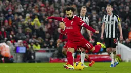 Pemain Liverpool, Mohamed Salah melakukan tendangan penalti saat laga lanjutan Liga Inggris 2023/2024 melawan Newcastle di Anfield, Liverpool, Inggris, Selasa (02/01/2023) dini hari WIB. (AP Photo/Jon Super)