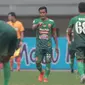 Pemain PS TNI, Manahati Lestusen merayakan golnya ke gawang Persipura pada lanjutan Liga 1 2017 di Stadion Patriot, Bekasi (4/11/2017). PS TNI menang 2-1.(Bola.com/Nick Hanoatubun)