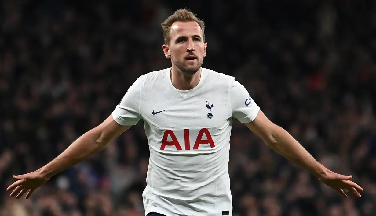 Sosok Harry Kane tentu sudah tidak asing lagi dalam kancah Liga Inggris bareng Spurs, termasuk aksinya bersama Timnas Inggris. Berkat ketajamannya, ia bak menjadi predator ulung sekaligus pemegang 5 rekor baik di level klub maupun timnas. Apa saja rekornya? (AFP/Daniel Leal)